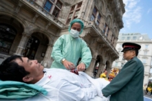 Gần 300 người ủng hộ môn tu luyện Pháp Luân Đại Pháp tuần hành qua trung tâm thành phố Vienna, Áo để phản đối việc mua bán nội tạng người bị đánh cắp từ Trung Quốc sang Áo vào ngày 01/10/2018. (Ảnh: Joe Klamar/AFP qua Getty Images)