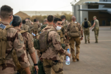 Các binh sĩ lực lượng Barkhane của Pháp đã kết thúc một nhiệm vụ kéo dài 4 tháng tại vùng Sahel lên vận tải cơ C130 của Không quân Hoa Kỳ, rời căn cứ của họ ở Gao, Mali, vào ngày 09/06/2021. (Ảnh: Jerome Delay/AP Photo)