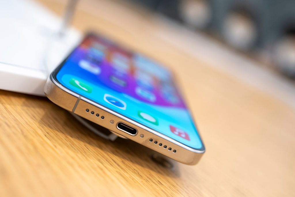 Các chuyên gia cho biết điều quan trọng là phải làm sạch các mảnh vụn và bụi bẩn khỏi cổng sạc điện thoại để tránh hao mòn pin điện thoại quá sớm. (Ảnh: Ming Yeung/Getty Images)