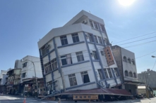 Một trận động đất đã xảy ra ở Hoa Liên, Đài Loan, hôm 03/04/2024. Ảnh chụp một ngôi nhà ở ngã tư phố Bắc Tân và phố Khang Nhạc, tầng một đã bị nghiền nát. (Ảnh: CNA)