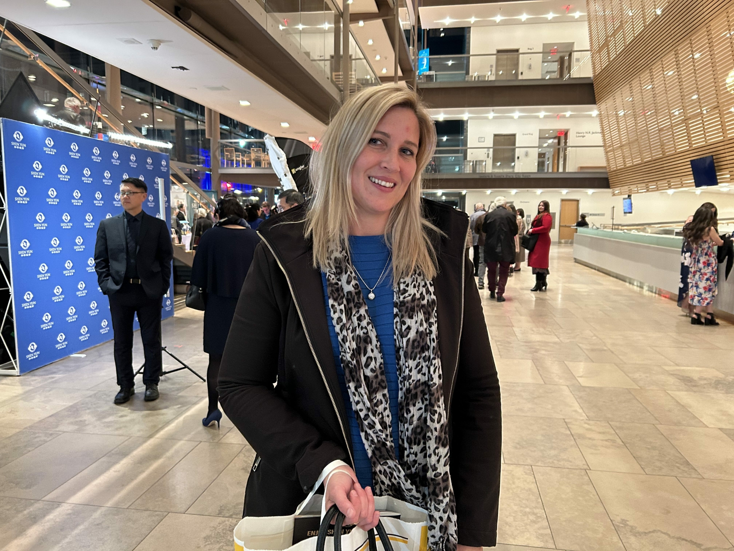 Cô Nichole Ashton, nhân viên bán hàng của North Country Snow and Ice Management đã mua phiên bản tiếng Anh của cuốn sách “Pháp Luân Công sau khi cùng con gái xem buổi biểu diễn của Đoàn Nghệ thuật Biểu diễn Shen Yun Quốc tế tại Trung tâm Nghệ thuật Biểu diễn Bốn Mùa hôm 06/04/2024. (Ảnh: Y Linh/Epoch Times)