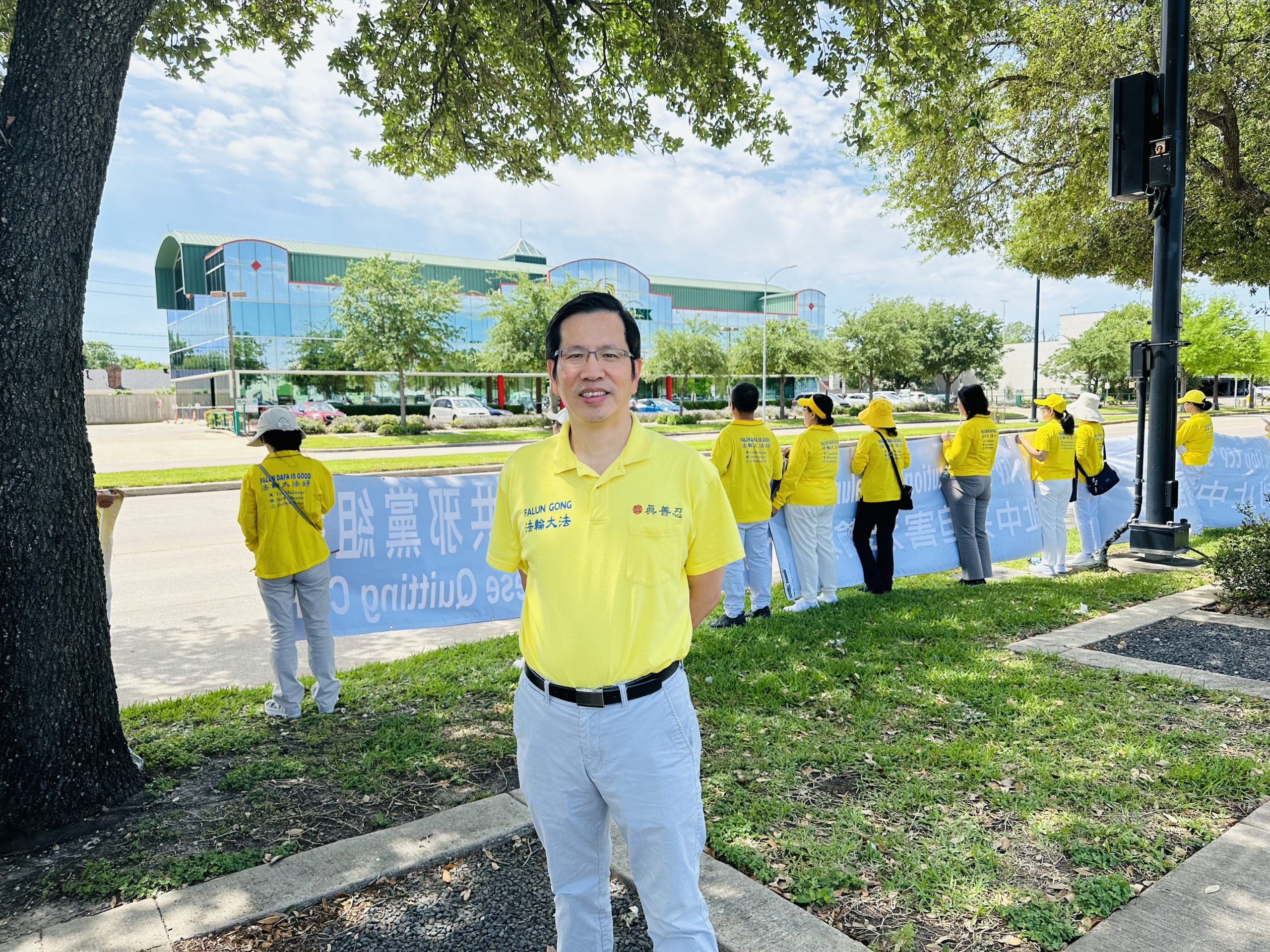 Hôm 13/04/2024, anh Sean Yang, một học viên Pháp Luân Công, tham gia hoạt động kỷ niệm 25 năm cuộc thỉnh nguyện ôn hòa “25/04” và đã có bài diễn văn tại sự kiện này. (Ảnh: Ngô Hương Liên/The Epoch Times)