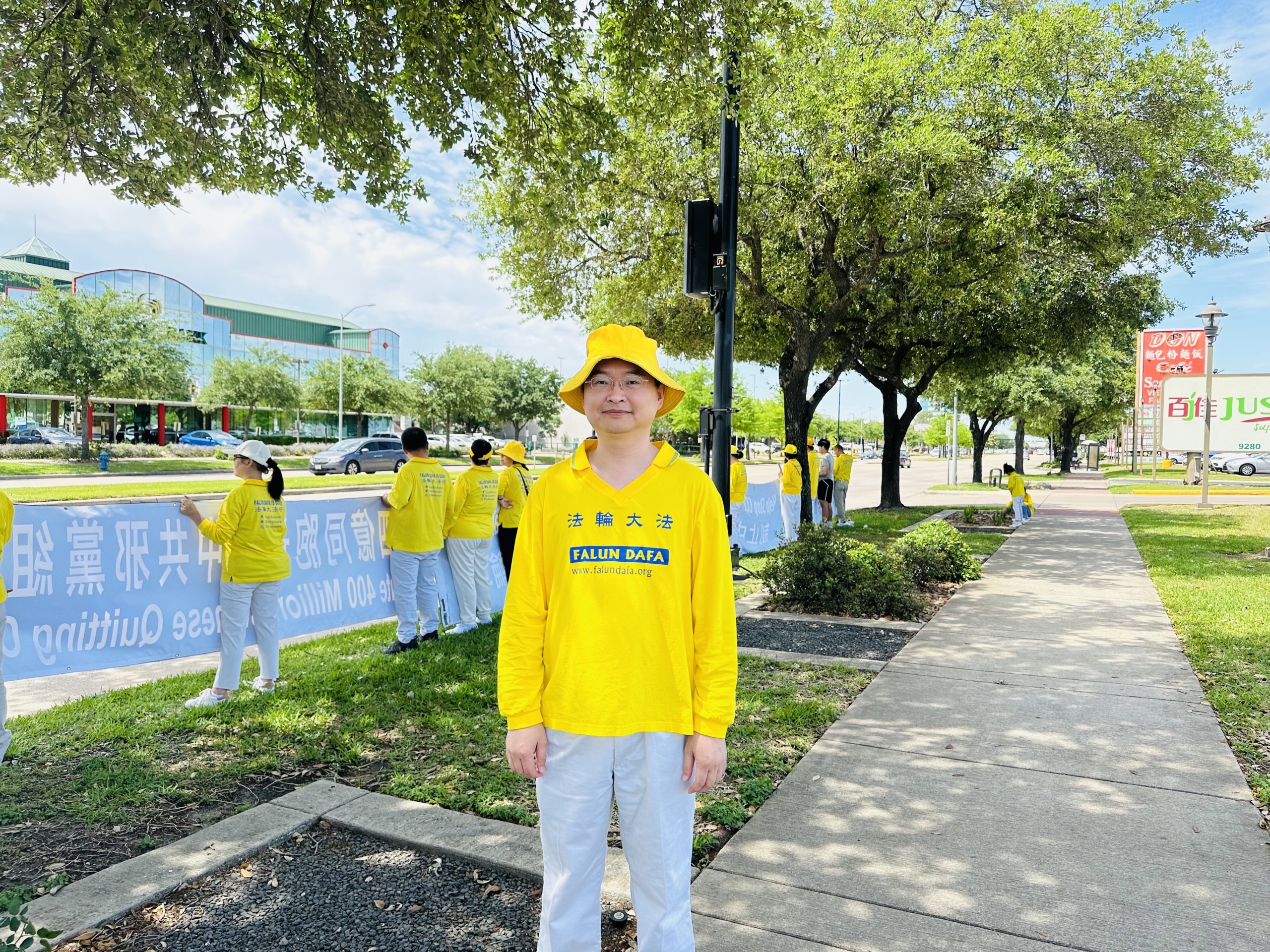 Học viên Pháp Luân Công David Hong tham gia hoạt động kỷ niệm 25 năm cuộc thỉnh nguyện ôn hòa “25/04”, hôm 13/04/2024. (Ảnh: Ngô Hương Liên/The Epoch Times)