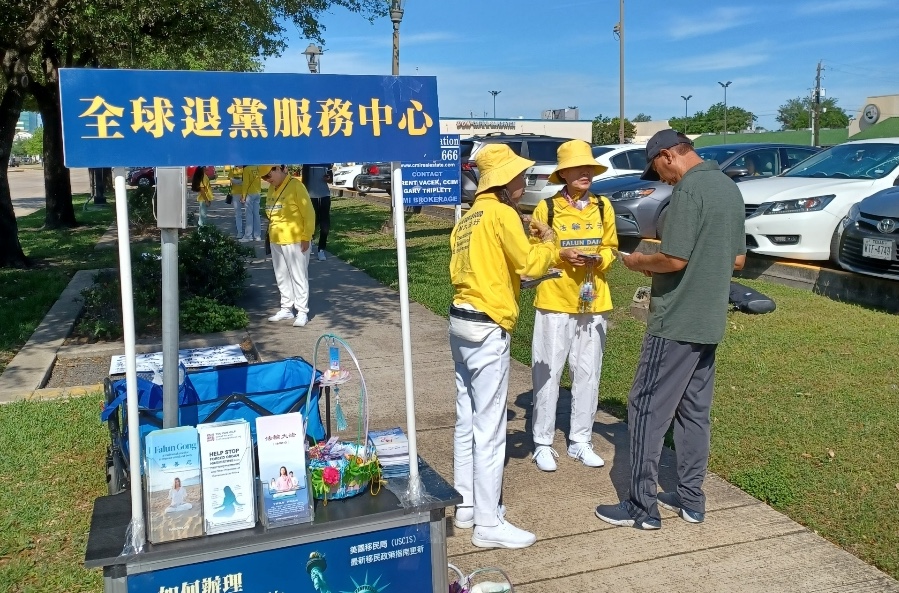 Các học viên Pháp Luân Công ở Houston tổ chức sự kiện kỷ niệm 25 năm cuộc thỉnh nguyện ôn hòa “25/04”, hôm 13/04/2024. Các học viên đang nói chuyện với người qua đường sự thật về Pháp Luân Công và phân phát tài liệu nói rõ sự thật này. (Ảnh: Charlie Zhang)