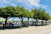 Hôm 13/04/2024, các học viên Pháp Luân Công tập trung bên cạnh đại lộ Bellaire ở Khu phố Tàu, Houston, Hoa Kỳ, để kỷ niệm 25 năm cuộc thỉnh nguyện ôn hòa “25/04”. (Ảnh: Sean Yang)