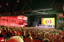 Sau buổi biểu diễn đầu tiên hôm 17/04/2024, còn năm buổi diễn khác của Đoàn Nghệ thuật Biểu diễn Shen Yun diễn ra tại Nhà hát Potsdamer Platz ở Berlin, Đức. (Ảnh: Zhang Qing/Epoch Times)