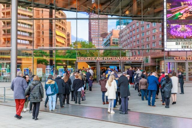 Khán giả chờ đợi để được vào khán phòng thưởng lãm Shen Yun. (Ảnh: Zhang Qingfang/Epoch Times)