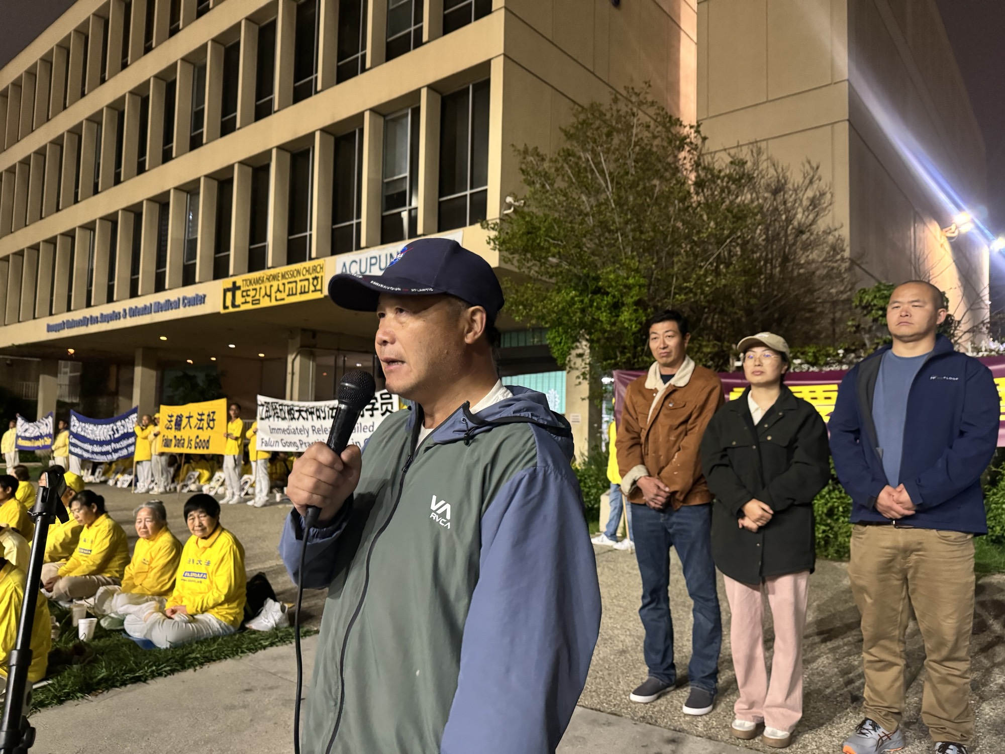 Ông Trần Duy Minh nói chuyện tại cuộc mít-tinh thỉnh nguyện ôn hòa kỷ niệm ngày 25/04 của các học viên Pháp Luân Công ở Los Angeles, hôm 21/04/2024. (Ảnh: Khương Lâm Đạt/Epoch Times)