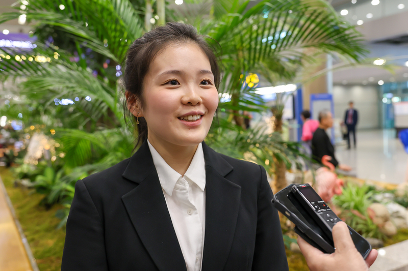 Cô Lý Thừa Toàn, nghệ sỹ chơi kèn Cor của dàn nhạc Shen Yun, ảnh chụp hôm 22/04/2024. (Ảnh: Kim Quốc Hoán/Epoch Times)