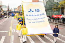 “Đại Pháp là trí huệ của Sáng Thế Chủ” là câu đầu tiên trong “Chuyển Pháp Luân,” cuốn sách chính của Pháp Luân Công. Hôm 21/04/2024, lần đầu tiên biểu ngữ với nội dung này xuất hiện trong cuộc diễn hành của Pháp Luân Công tại New York, khiến nhân tâm chấn động. (Ảnh: Đới Binh/The Epoch Times)