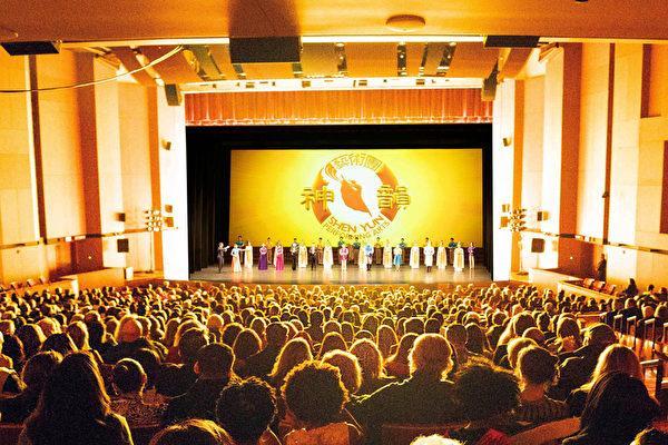 Nghệ thuật Biểu diễn Shen Yun (New Era) trong buổi diễn thứ hai cháy vé tại Trung tâm Biểu diễn Nghệ thuật SAFE Credit Union ở Sacramento, California, vào ngày 03/02/2023. (Ảnh: Zhou Rong/The Epoch Times)