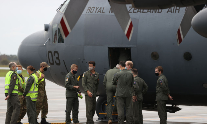 Lực lượng Phòng vệ New Zealand chuẩn bị lên phi cơ F-230H Hercules để khởi hành tại Căn cứ RNZAF ở Auckland, New Zealand, vào ngày 13/04/2022. (Ảnh: Phil Walter/Getty Images)