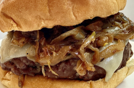 Burger kẹp hành tây kiểu Pháp mọng nước mang lại diện mạo mới cho bữa tối yêu thích của gia đình