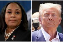 (Trái) Biện lý Quận Fulton Fani Willis ở Atlanta, Georgia, vào ngày 14/08/2023. (Ảnh: Joe Raedle/Getty Images), (Phải) Cựu Tổng thống Donald Trump ở Des Moines, Iowa, vào ngày 12/08/2023. (Ảnh: Madalina Vasiliu/The Epoch Times)