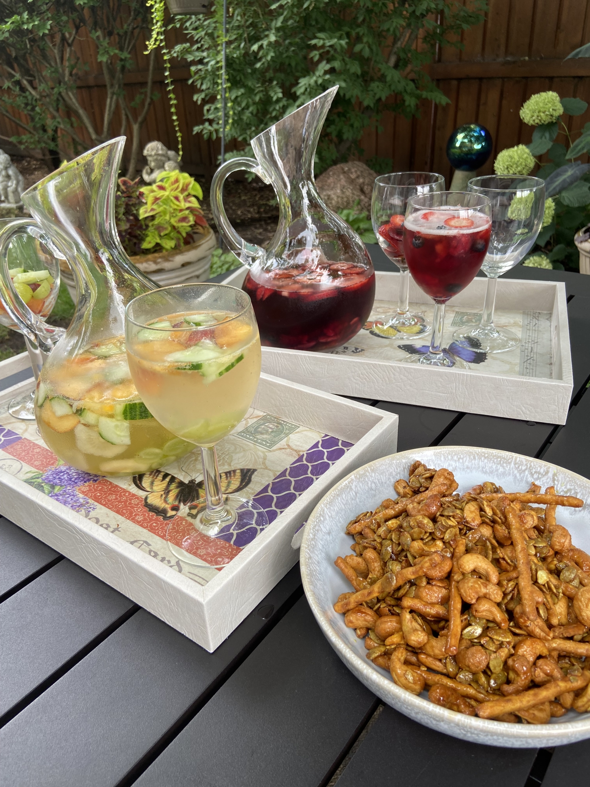 Trái cây ngâm trong rượu càng lâu thì hương vị càng đậm đà. (Ảnh: JeanMarie Brownson/TNS)