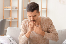 Khi lên cơn hen suyễn, bạn có thể tự ấn các huyệt đạo để ngắt cơn hen. (Ảnh: Pixel-Shot/Shutterstock)