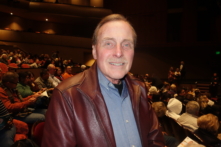 Tiến sỹ John Anderson thưởng thức Nghệ thuật Biểu diễn Shen Yun tại Trung tâm Nghệ thuật Gallo — Nhà hát Mary Stuart Rogers, thành phố Modesto, tiểu bang California hôm 08/01/2024. (Ảnh: Gary Wang/The Epoch Times)