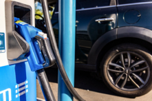 Một trạm sạc xe điện ở Irvine, California, ngày 28/11/2023. (Ảnh: John Fredricks/The Epoch Times)