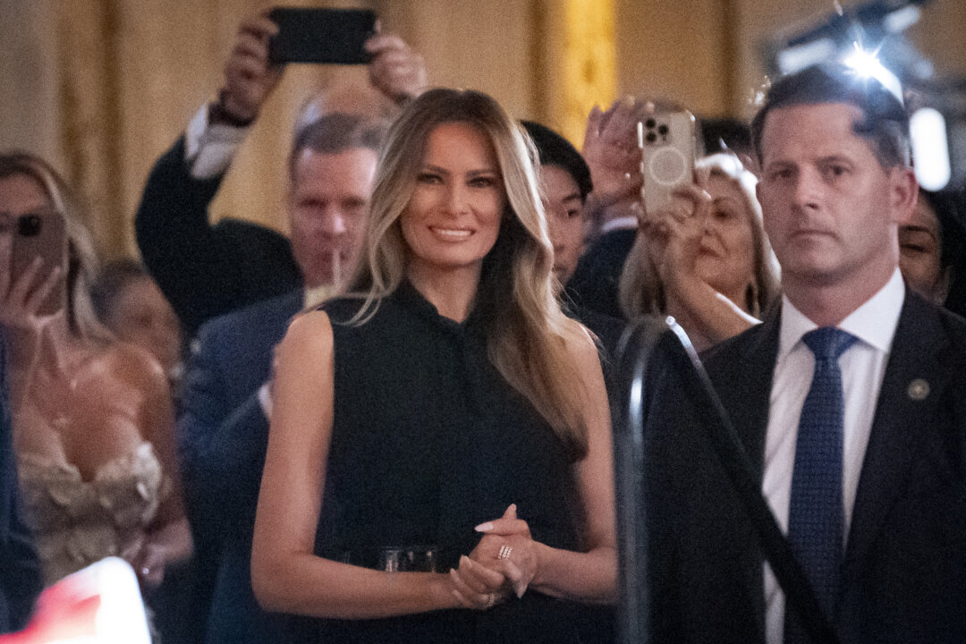 Cựu Đệ nhất Phu nhân Melania Trump tham dự một sự kiện do Trumpettes USA tổ chức tại Câu lạc bộ Mar-a-Lago ở Palm Beach, Florida, hôm 10/02/2024. (Ảnh: Madalina Vasiliu/The Epoch Times)