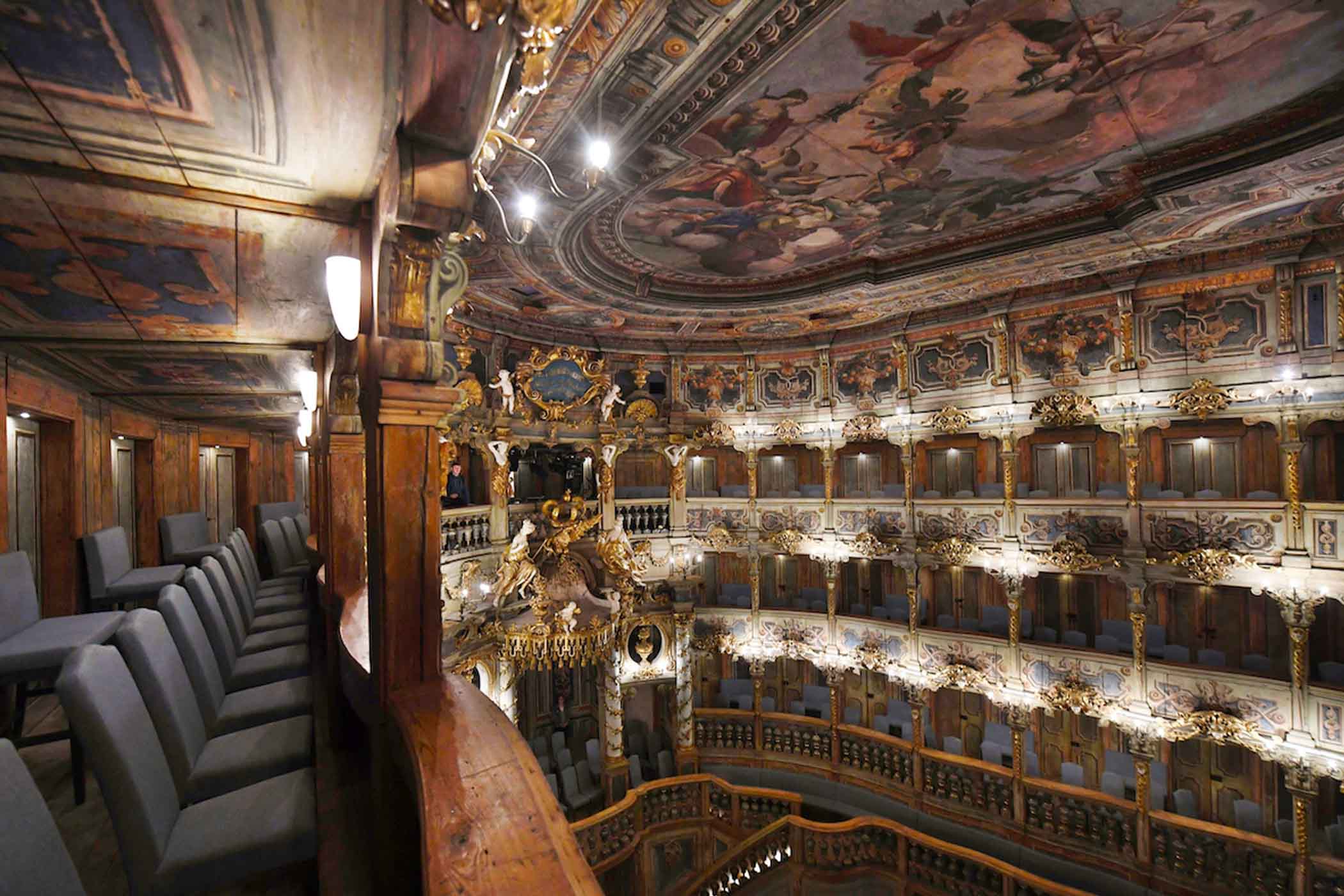 Khung cảnh bên trong nhà hát nhìn từ các khán đài phía trên. (Ảnh: Christof Stache/AFP qua Getty Images)