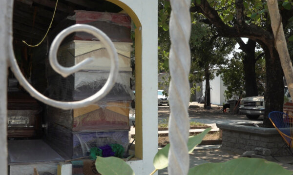 Quang cảnh nhà tang lễ nơi chính quyền lưu giữ thi thể của tám người Trung Quốc thiệt mạng khi thuyền của họ bị lật ngoài khơi bờ biển bang Oaxaca, miền nam Mexico, ở Santo Domingo Zanatepec, Mexico, hôm 30/03/2024. (Ảnh: Jose de Jesus Cortes/Reuters)