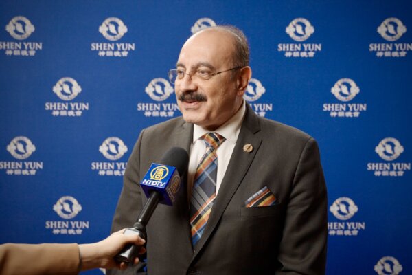 Ông Sheref Sabawy, một nghị sỹ tiểu bang, thưởng thức đêm diễn của Shen Yun tại Trung tâm Nghệ thuật Biểu diễn Four Seasons tối hôm 02/04/2024. (Ảnh: Đài truyền hình NTD)