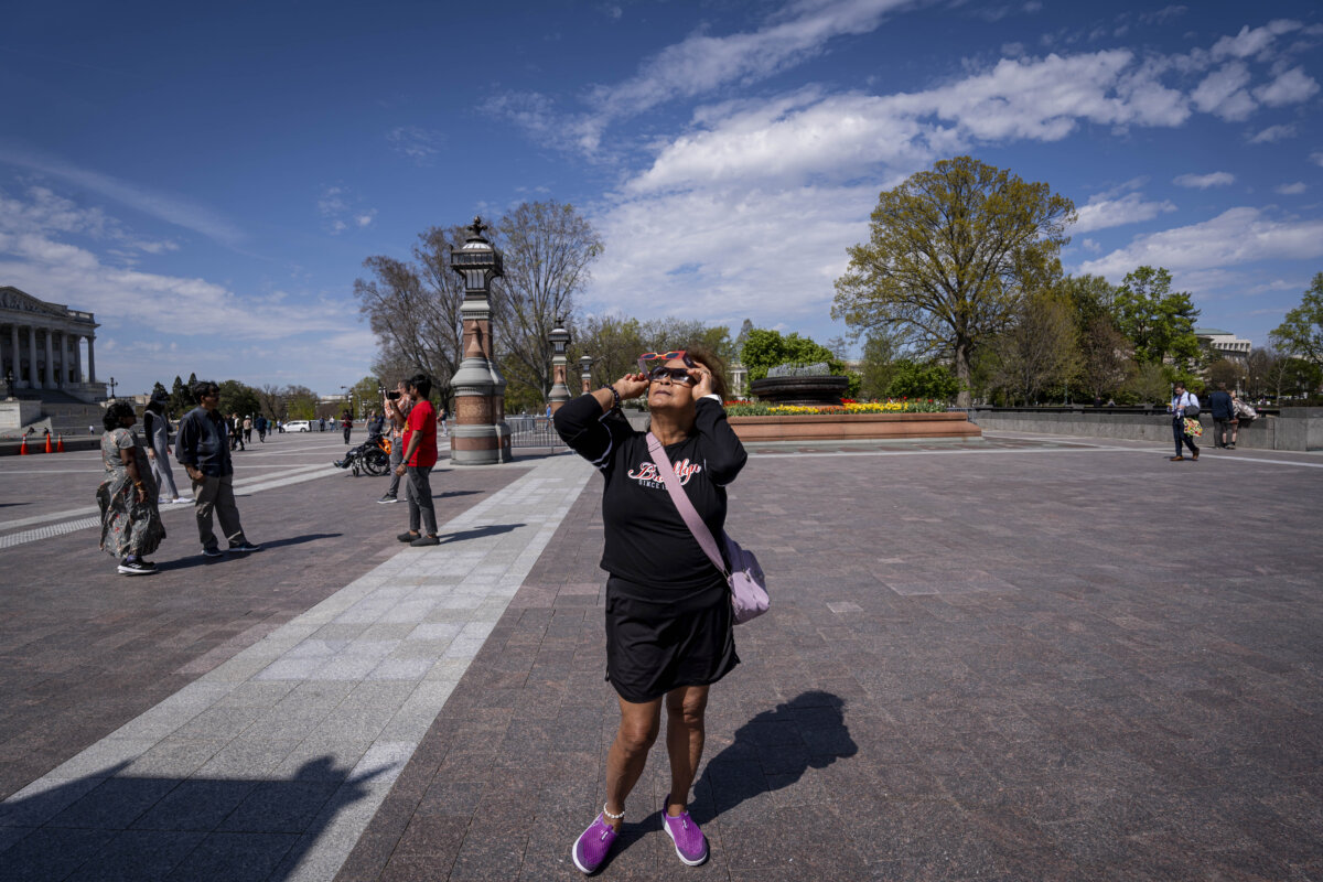 Mọi người xem hiện tượng nhật thực tại Hoa Thịnh Đốn, hôm 08/04/2024. (Ảnh: Madalina Vasiliu/The Epoch Times)