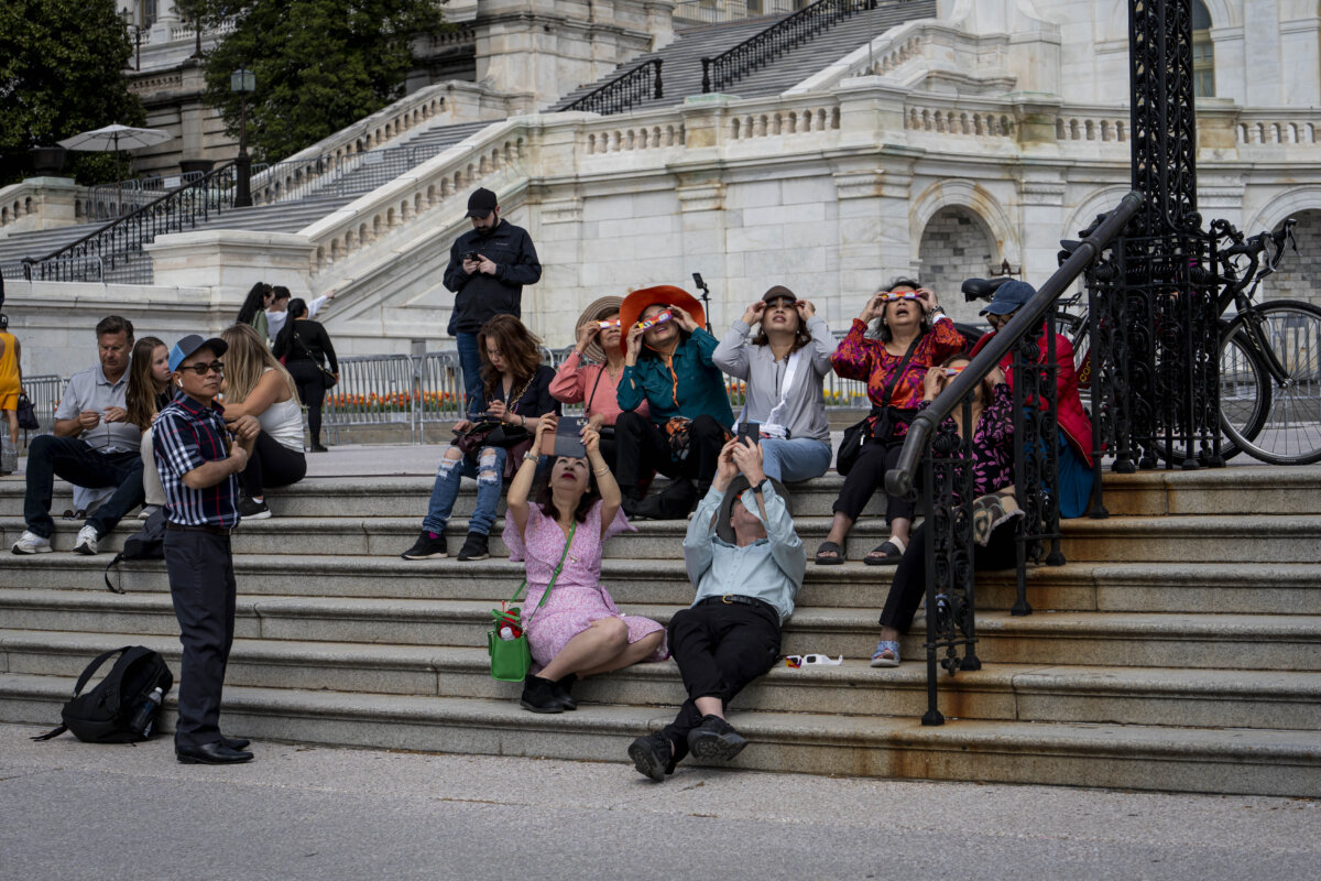 Mọi người xem hiện tượng nhật thực tại Hoa Thịnh Đốn, hôm 08/04/2024. (Ảnh: Madalina Vasiliu/The Epoch Times)