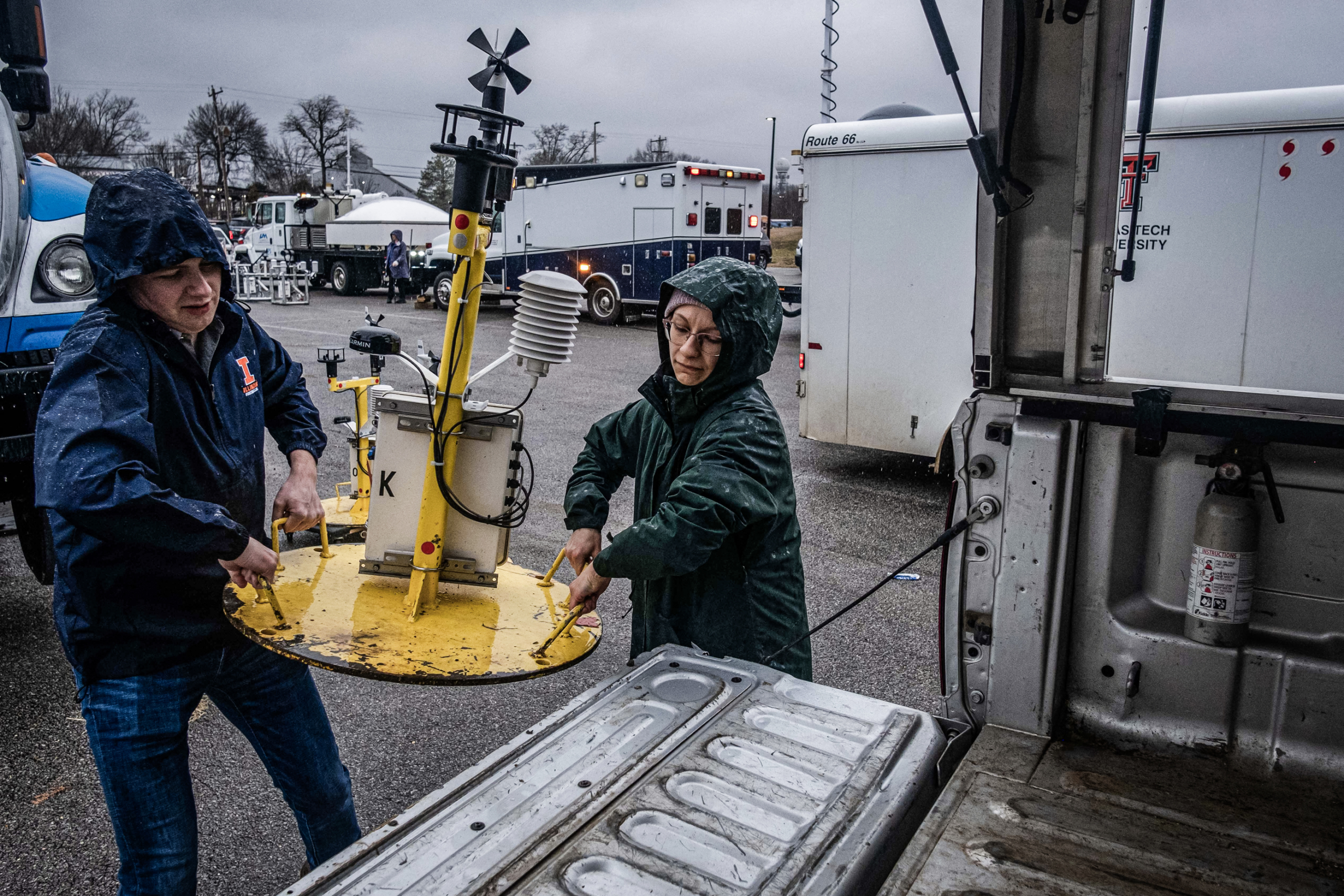 Sinh viên Đại học Illinois mang theo một trạm thời tiết có tên StickNet, thu thập dữ liệu về nhiệt độ, độ ẩm, áp suất, và gió trong ngày giáo dục của NOAA để tìm hiểu về lốc xoáy ở Memphis vào ngày 08/02/2023. (Ảnh: Seth Herald/AFP qua Getty Images)