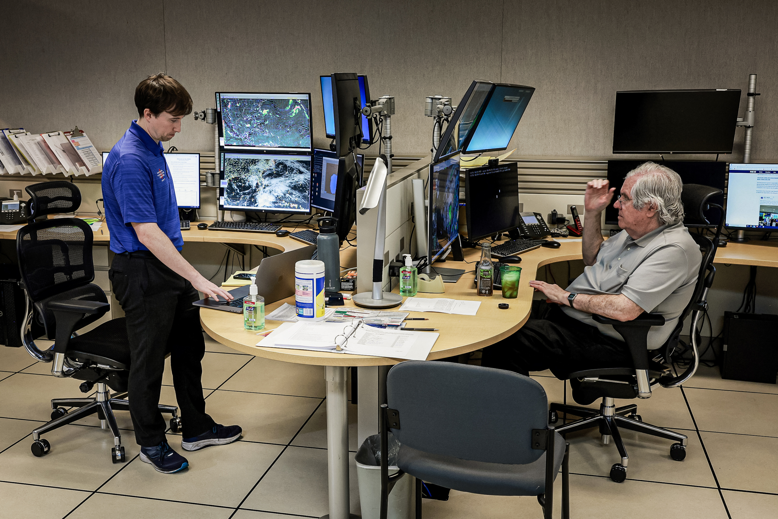 (Từ trái sang) Ông Philippe Papin, chuyên gia về bão tại Trung tâm Bão Quốc gia và ông Richard Pasch, chuyên gia cấp cao về bão, tiến hành theo dõi thời tiết bất ổn ở phía đông Vịnh Mexico ở Miami vào ngày 31/05/2023. (Ảnh: Joe Raedle/Getty Images)