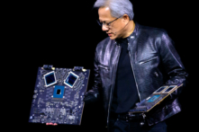 Giám đốc điều hành NVIDIA Jensen Huang trưng bày các sản phẩm trên sân khấu trong Hội nghị Trí tuệ Nhân tạo GTC Nvidia thường niên tại Trung tâm SAP ở San Jose, California, hôm 18/03/2024. (Ảnh: Josh Edelson/AFP qua Getty Images)