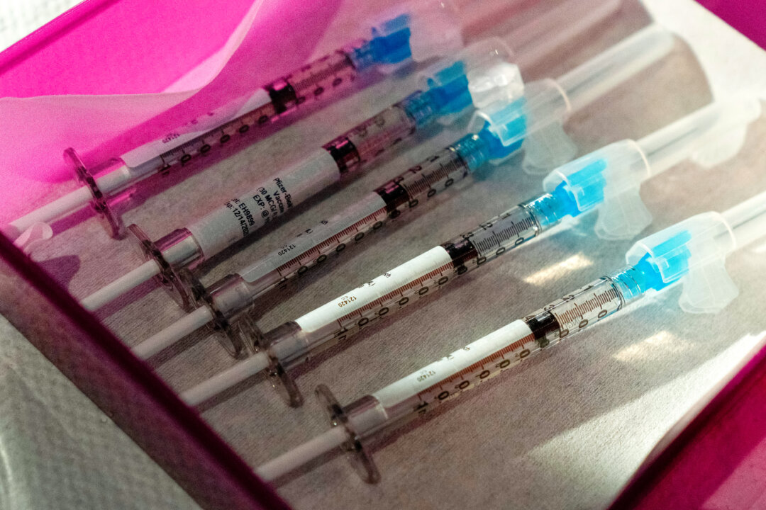 Hình ảnh các mũi vaccine COVID-19. (Ảnh: Jacquelyn Martin/Pool/AFP via Getty Images)