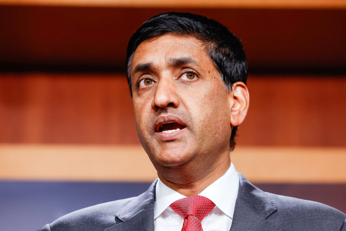 Dân biểu Ro Khanna (Dân Chủ-California) nói tại Hoa Thịnh Đốn, vào ngày 12/10/2022. (Ảnh: Chip Somodevilla/Getty Images)