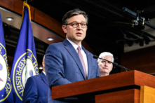 Chủ tịch Hạ viện Mike Johnson (Cộng Hòa-Louisiana) tổ chức một cuộc họp báo sau cuộc họp kín của Đảng Cộng Hòa tại Hạ viện tại Tòa nhà Quốc hội Hoa Kỳ, ở Hoa Thịnh Đốn hôm 10/04/2024. (Ảnh: Samuel Corum/Getty Images)