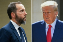 (Ảnh bên trái) Biện lý Đặc biệt Jack Smith ở Hoa Thịnh Đốn hôm 01/08/2023; (Ảnh bên phải) cựu Tổng thống Hoa Kỳ Donald Trump tại Palm Beach, Florida, hôm 08/11/2022. (Ảnh: Saul Loeb, Eva Marie Uzcategui/AFP qua Getty Images)