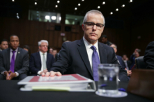 Cựu Phó Giám đốc FBI Andrew McCabe chờ bắt đầu phiên điều trần trước Ủy ban Tình báo Thượng viện cùng với những người đứng đầu các cơ quan tình báo Hoa Kỳ khác tại Tòa nhà Văn phòng Thượng viện Hart ở Capitol Hill tại Hoa Thịnh Đốn, ngày 11/05/2017. (Ảnh: Alex Wong/Getty Images)