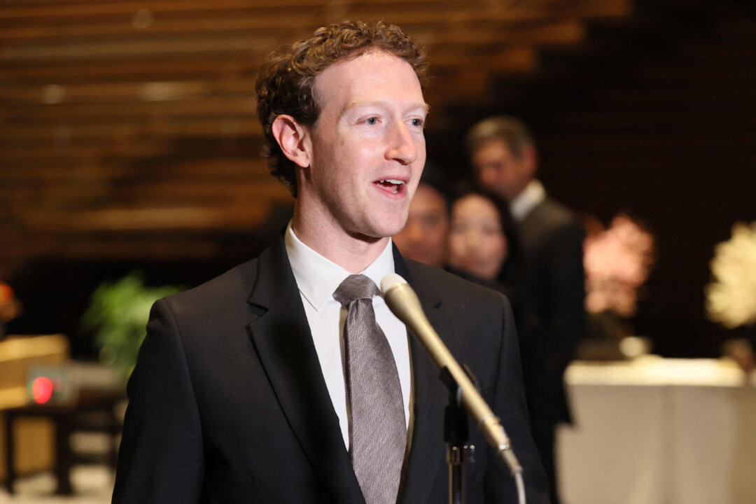 Ông Mark Zuckerberg, người đứng đầu đại công ty công nghệ Meta của Hoa Kỳ, nói với các phóng viên tại văn phòng thủ tướng Nhật Bản trong chuyến thăm Tokyo, hôm 27/02/2024. (Ảnh: Jiji Press/AFP qua Getty Images)