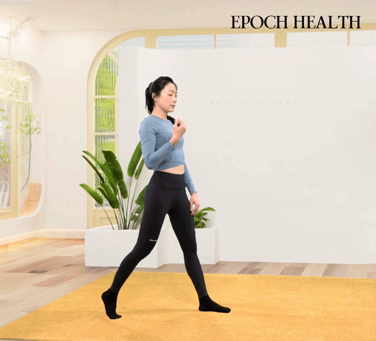 Amber Yang trình diễn bài tập Lunges. (Ảnh: The Epoch Times)
