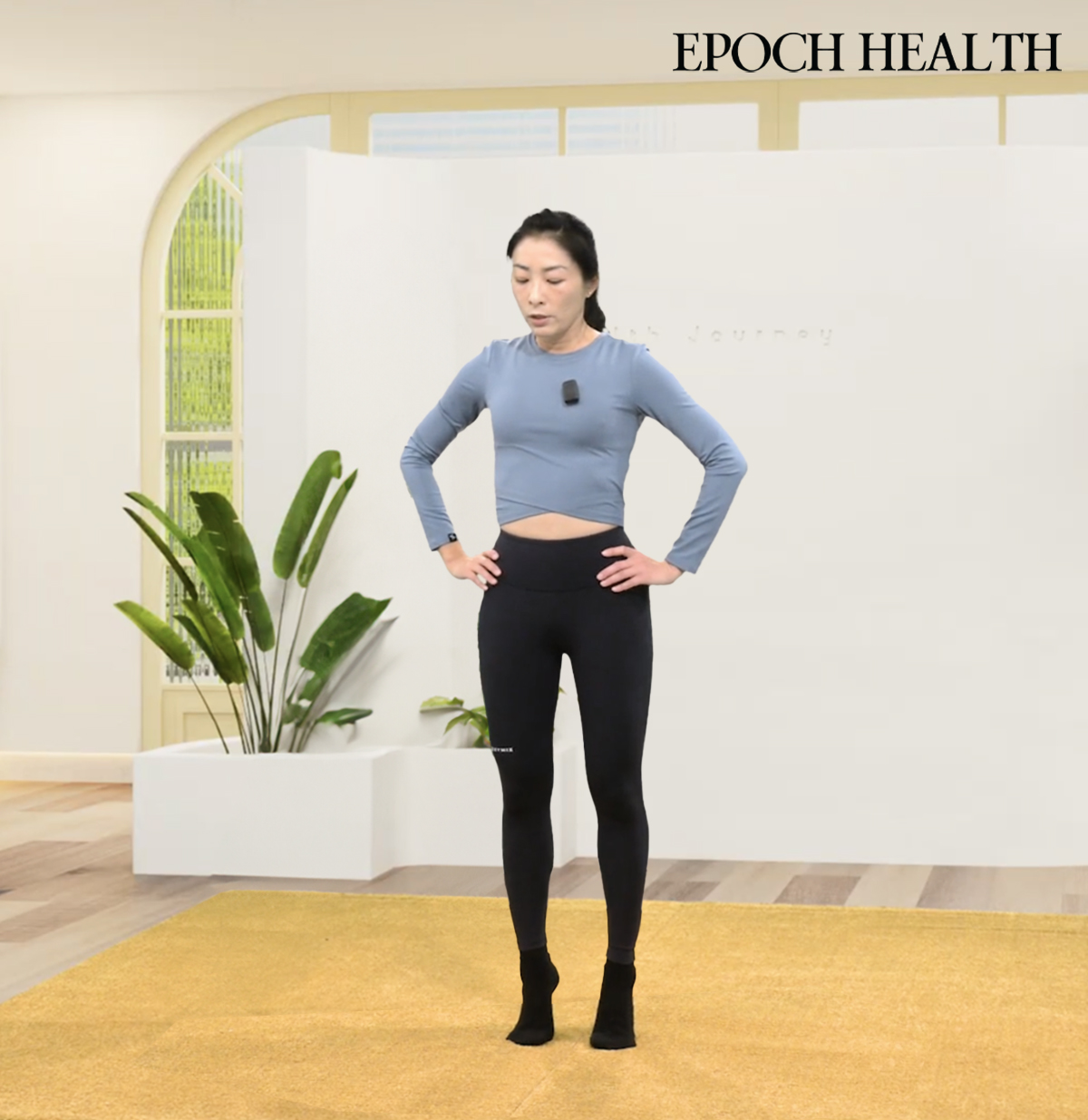 Amber Yang trình diễn bài tập nâng bắp chân. (Ảnh: The Epoch Times)