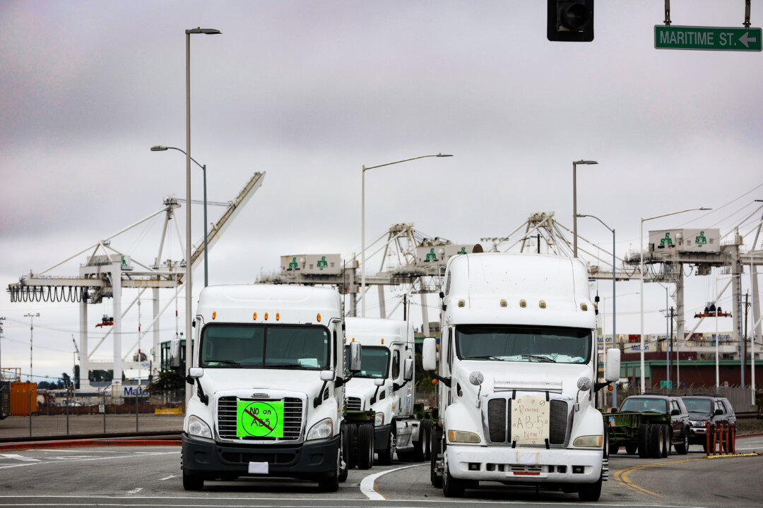 Xe tải chặn lối vào một bến container tại Cảng Oakland ở Oakland, California, ngày 21/07/2022. (Ảnh: Justin Sullivan/Getty Images)