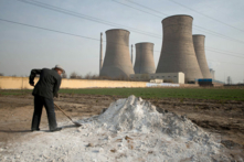 Vấn đề ô nhiễm đất ngày càng nghiêm trọng ở Hoa lục. 1/6 diện tích đất canh tác toàn quốc (khoảng 20 triệu hecta) bị nhiễm kim loại nặng, khiến phần lớn nông sản có hàm lượng kim loại nặng vượt quá tiêu chuẩn. Hình ảnh đồng ruộng bên ngoài một nhà máy hóa chất ở Hình Đài, Hà Bắc. (Ảnh: ED Jones/AFP)