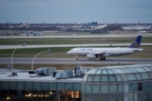 Một phi cơ Airbus A320 của hãng hàng không United Airline đáp xuống Phi trường Quốc tế O’Hare ở Chicago, Illinois, vào ngày 11/04/2017. (Ảnh: Reuters/Kamil Krzaczynski)