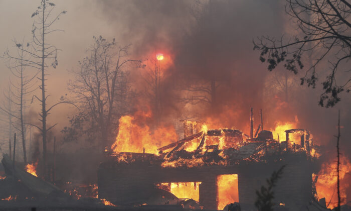 Một ngôi nhà bốc cháy khi đám cháy Mill Fire gây thiệt hại ở phân khu Lake Shastina phía tây bắc Weed, California, ngày 02/09/2022. (Ảnh: Hung T. Vu/The Record Searchlight qua AP)