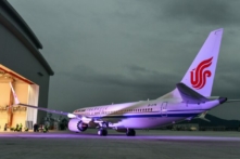 Một chiếc Boeing 737 MAX 8 được giao cho Air China trong một buổi lễ tại Trung tâm Hoàn thiện và Giao hàng Boeing Chu Sơn 737 ở Chu Sơn, tỉnh Chiết Giang phía đông Trung Quốc, hôm 15/12/2018. (Ảnh: STR/AFP qua Getty Images)