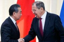 Ngoại trưởng Nga Sergey Lavrov (phải) bắt tay người đồng cấp Trung Quốc Vương Nghị vào phần kết thúc một cuộc họp báo chung sau cuộc gặp ở Sochi vào ngày 13/05/2019. (Ảnh: Pavel Golovkin/AFP qua Getty Images)