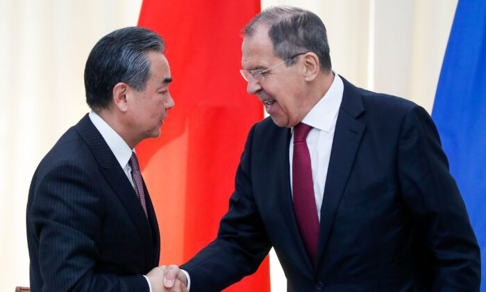 Ngoại trưởng Nga Sergey Lavrov (phải) bắt tay người đồng cấp Trung Quốc Vương Nghị vào phần kết thúc một cuộc họp báo chung sau cuộc gặp ở Sochi vào ngày 13/05/2019. (Ảnh: Pavel Golovkin/AFP qua Getty Images)