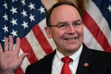 Dân biểu Tom Tiffany (Cộng Hòa-Wisconsin) tham gia nghi lễ tuyên thệ tại Điện Capitol Hoa Kỳ ở Hoa Thịnh Đốn hôm 19/05/2020. (Ảnh: Drew Angerer/Getty Images)