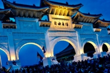 Người biểu tình tham dự một cuộc tập hợp để thể hiện sự ủng hộ dành cho các cuộc biểu tình ủng hộ dân chủ ở Hồng Kông tại Quảng trường Tự do ở Đài Bắc vào ngày 13/06/2020. (Ảnh: Sam Yeh/AFP qua Getty Images)