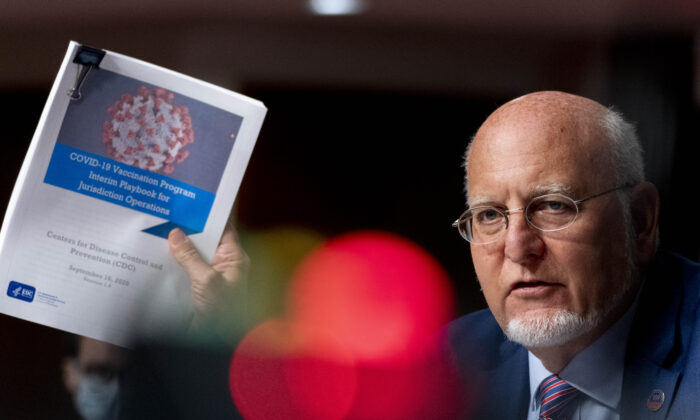 Giám đốc Trung tâm Kiểm soát và Phòng ngừa Dịch bệnh (CDC) đương thời, Tiến sĩ Robert Redfield, giơ một tài liệu khi làm chứng tại thủ đô Hoa Thịnh Đốn, vào ngày 16/09/2020. (Ảnh: Andrew Harnik-Pool/Getty Images)