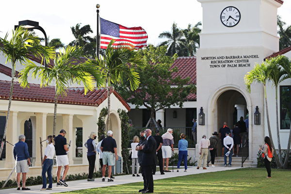 Các cử tri đang xếp hàng chờ bỏ phiếu trong ngày bầu cử ở Palm Beach, tiểu bang Florida, Hoa Kỳ. (Ảnh: Joe Raedle/Getty Images)